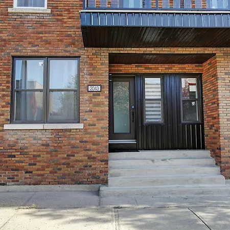 Modern Townhouse With Rooftop Deck-3